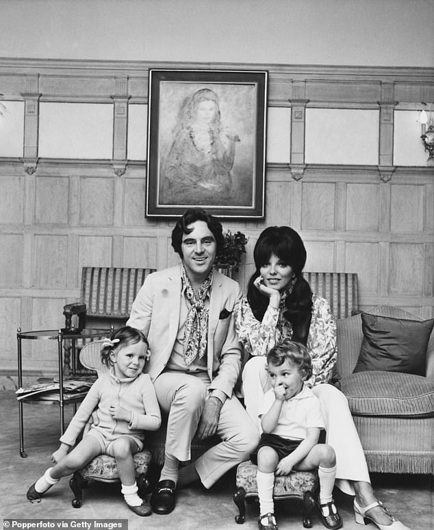 Dame Joan fotografiada con su esposo en ese momento Anthony Newley y sus dos hijos Tara y Sacha