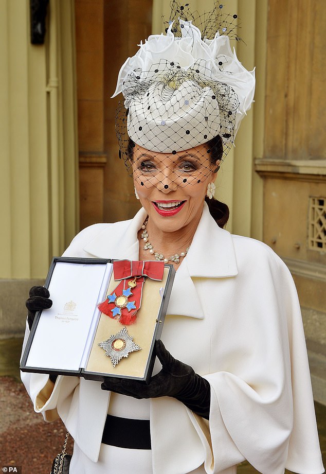 Joan fue nombrada dama en 2015. En el Palacio, fue el ahora rey Carlos quien presentó el honor, diciendo '¿por qué ha tardado tanto?'