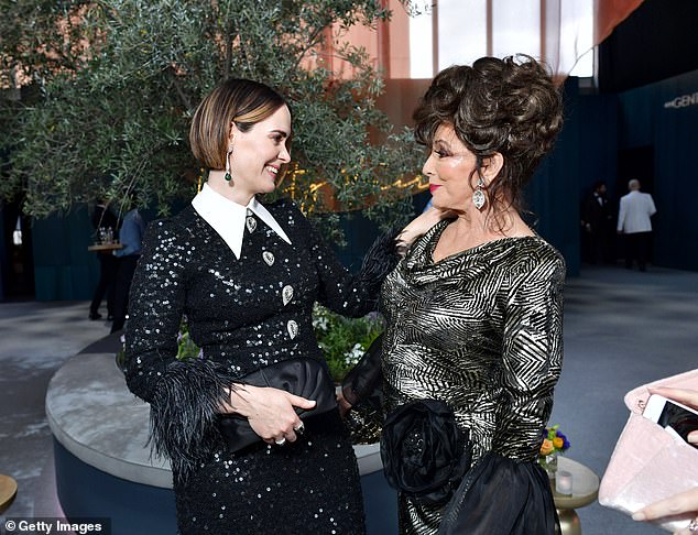 En todos nuestros encuentros —en el teatro, en la cena, en las fiestas— ella nunca es la diva estereotipada de Hollywood.  En la foto: Sarah Paulson (izquierda) y Joan Collins asisten a la fiesta de los Oscar de Vanity Fair 2020