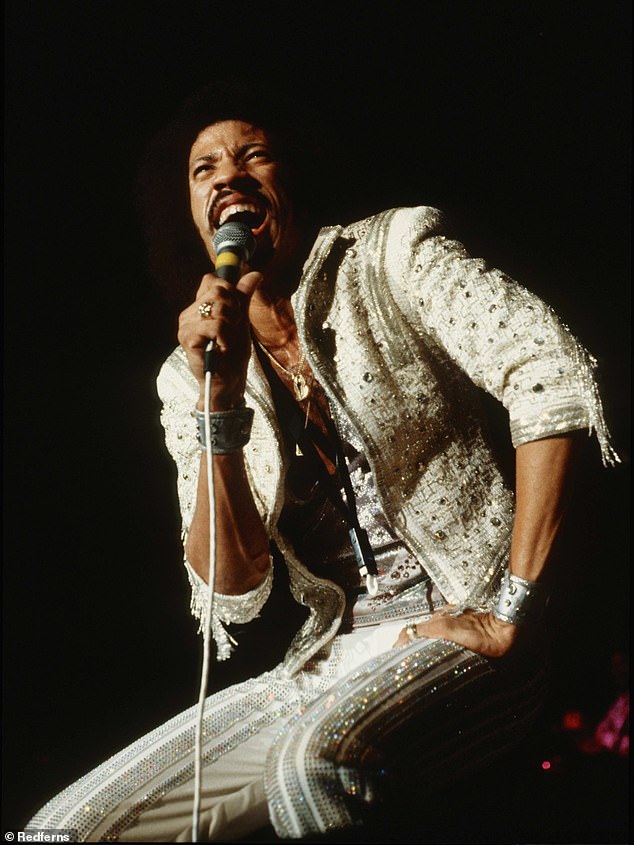 Maestros del funk: cuando Richie estaba con los Commodores, tenían varios éxitos, incluidos Easy, Brick House, Three times a Lady, Nightshift, Fancy Dancer, Lady (You Bring Me Up) y Too Hot ta Trot;  él está representado en 1969