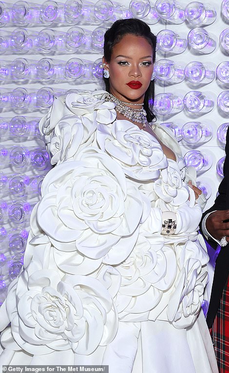 Fabuloso: Rihanna, que espera a su segundo hijo, usó un vestido de Valentino para el evento