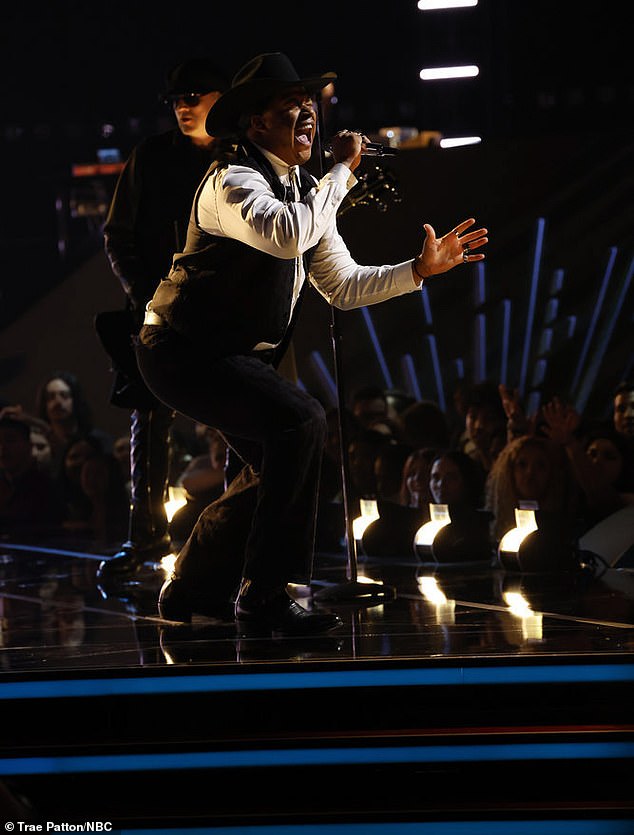 Rockeando: Noivas, el conmovedor cantante pop de Texas, eligió Fly Away de Lenny Kravitz para su canción animada y rockeó en el escenario.