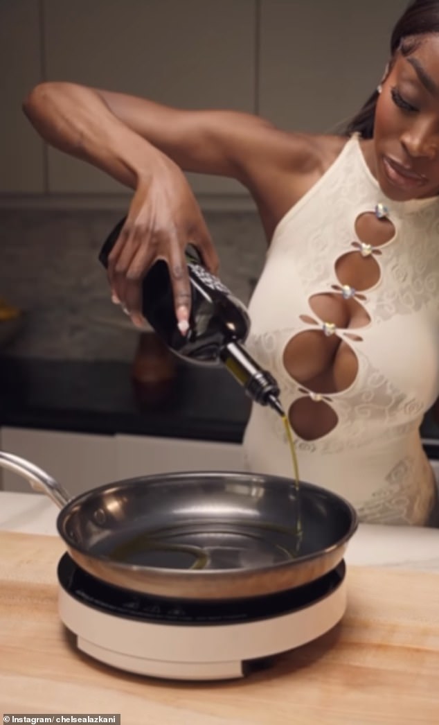 En el video, la mujer de 30 años prepara seductoramente la comida con un body transparente tetona que deja poco a la imaginación.
