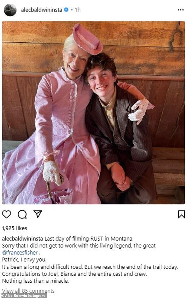 Palabras amables: Baldwin compartió una imagen de los coprotagonistas Frances Fisher, de 71 años, y Patrick Scott McDermott, de 14, disfrazados en el set del western mientras la filmación terminaba en Montana.