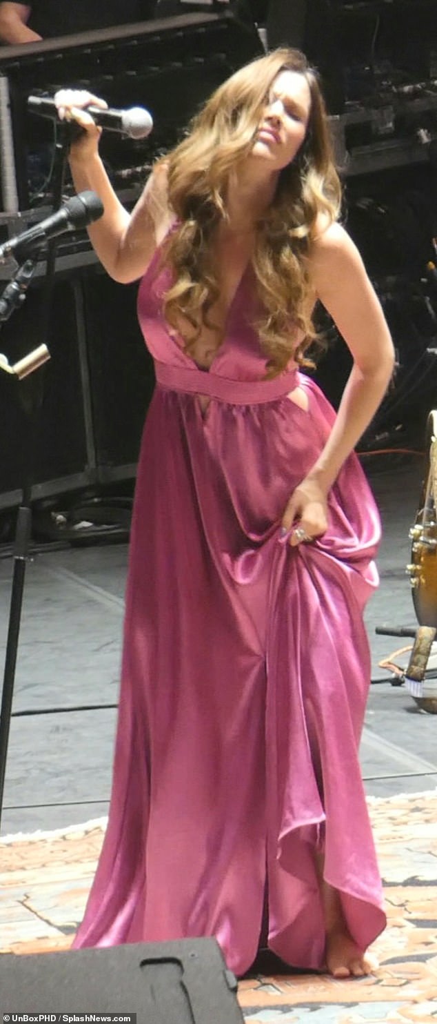 Hipnótico: la cantante de You Had Me, Joss Stone, de 36 años, dio una actuación enigmática en el evento con un vestido rosa muy pronunciado.