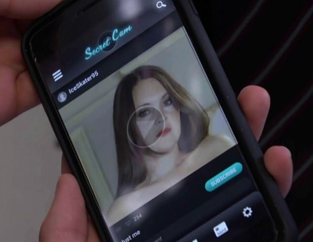 Racy: Su cuenta en la aplicación X-rated muestra una foto tórrida de Stacey en topless bajo el nombre 'Iceskater95'