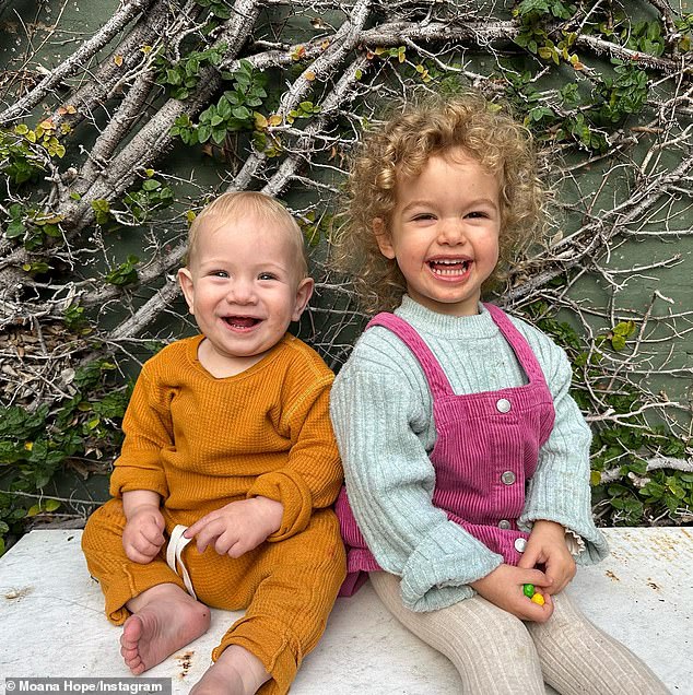 El martes, Moana, de 35 años, compartió algunas instantáneas adorables en Instagram de su hija Svea, de dos años, y su hijo Ahi, de once meses, posando como una tormenta en una sesión de fotos.