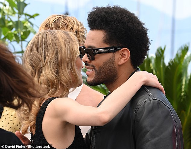 Pals: Lily-Rose y The Weeknd compartieron un dulce abrazo cuando se vieron por primera vez