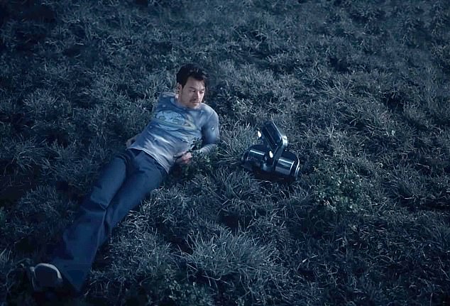 ¿No sabes que estoy aquí?  El último video musical de Harry para su sencillo Satellite se ha lanzado y se compara con Wall-E, que ve a un robot de limpieza encontrar el amor.