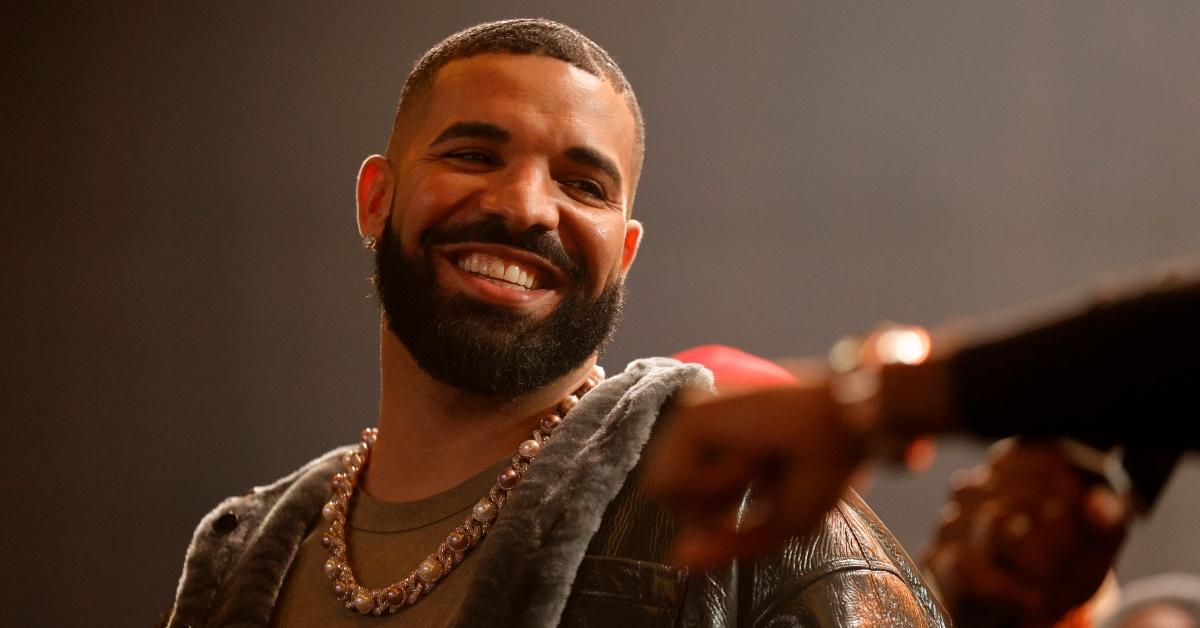 Drake habla en la batalla de rap 'Till Death Do Us Part' el 30 de octubre de 2021.