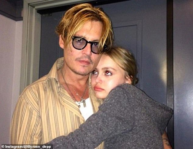 Johnny Depp fue 'una de las primeras personas' en saber sobre el romance de su hija Lily-Rose, dijo una fuente a DailyMail.com