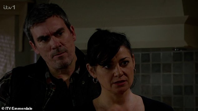 Confrontación: se vio a Nicola irrumpiendo en la casa de Moira y reprendiendo a ella y a su esposo Cain Dingle mientras prometía arrestar a Moira por el accidente.