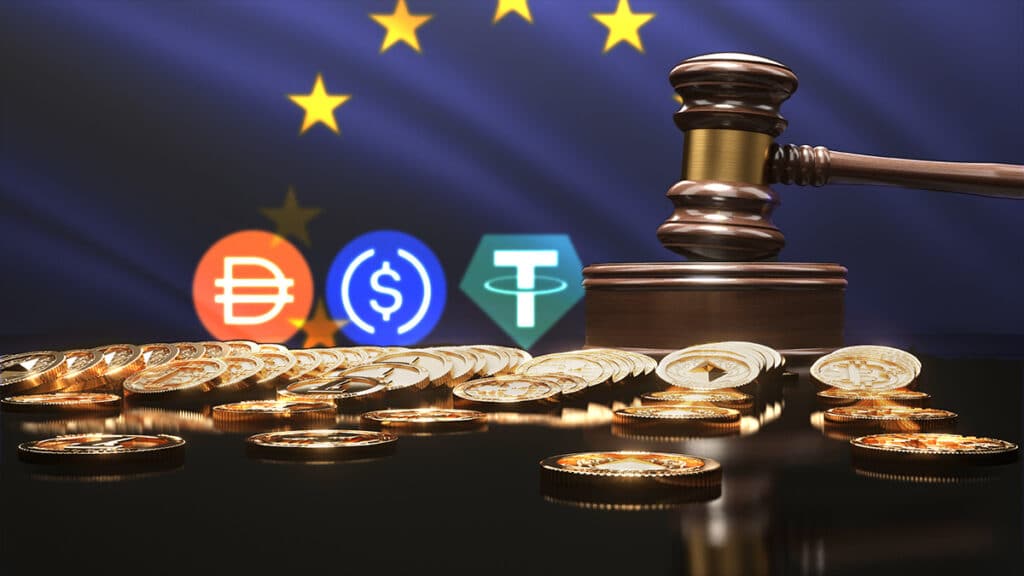 monedas apiladas con logos de Tether, DAI y USDC junto a martillo de juez con bandera de Europa en el fondo