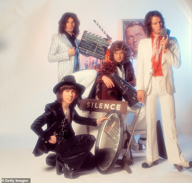Legendario: Slade, retrato de grupo de estudio, Londres, 1975. En el sentido de las agujas del reloj desde abajo a la izquierda: Dave Hill, Don Powell, Noddy Holder, Jim Lea