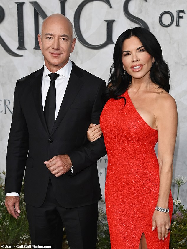DailyMail.com reveló en exclusiva que Bezos le hizo la pregunta a su novia periodista ganadora del premio Emmy a bordo de su superyate de 500 millones de dólares a principios de esta semana.