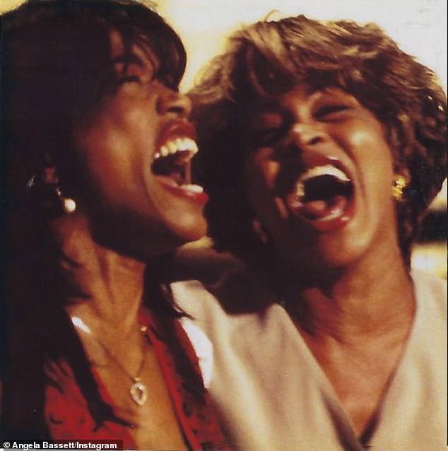Tributo: Angela Bassett, quien se hizo amiga de Tina Turner después de interpretar a la icónica cantante en la película biográfica What's Love Got to Do With It (1993), compartió un conmovedor tributo en Instagram.