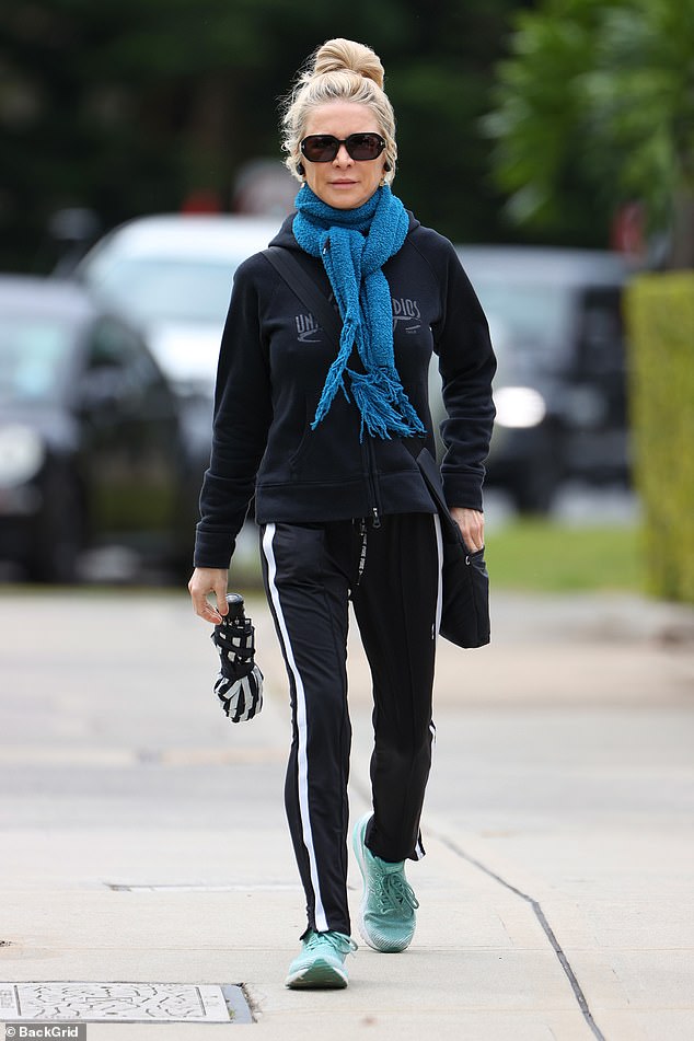 La actriz australiana, de 54 años, se veía acogedora pero elegante mientras daba un paseo el viernes.