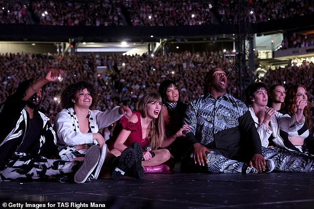 Gran estreno: Taylor se divirtió mucho viendo el estreno de su nuevo video musical Karma con sus miles de fanáticos en Nueva Jersey el viernes por la noche.