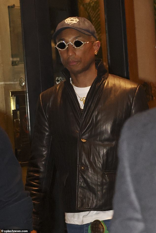 Tan elegante: para la ocasión especial, Pharrell Williams, de 50 años, se puso una chaqueta de cuero elegante con acolchado a rayas sobre una camiseta blanca clásica y jeans de mezclilla de lavado medio.