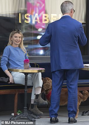 Días felices: Toff sonrió mientras estaba sentada con su mascota y charlando con Farage