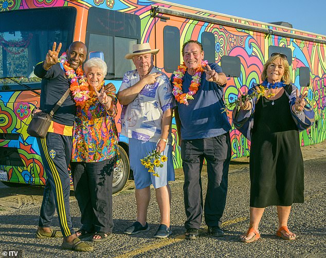 Viaje por carretera: la estrella de Loose Women, de 65 años, fue una de las cinco celebridades que recorrieron Estados Unidos en un autobús psicodélico para explorar el consumo de cannabis en la serie de ITV Gone To Pot en 2017