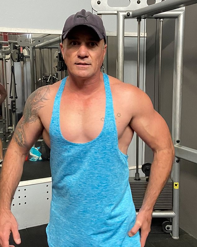 El sábado, el hombre de 47 años publicó una imagen después del entrenamiento con Shannon luciendo extremadamente musculosa.