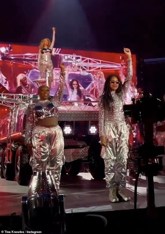 ¡Sorpresa!  En el espectáculo, los fanáticos quedaron boquiabiertos cuando Beyonce trajo a su hija Blue Ivy para actuar junto a ella.