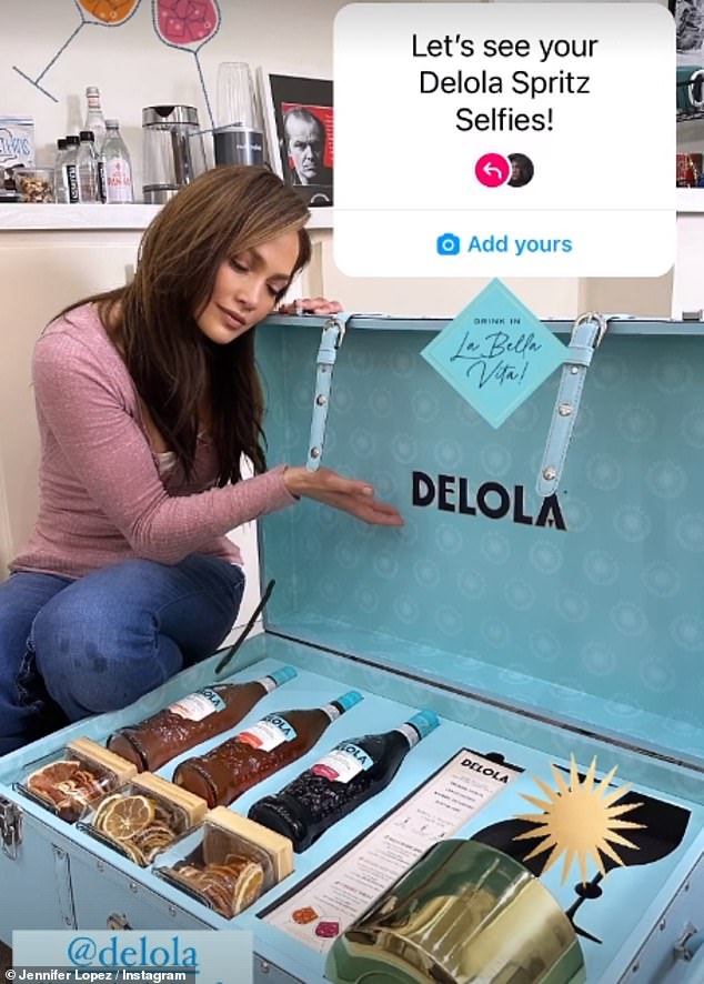 Creando un zumbido: la estrella de Mother ha estado en un bombardeo promocional para correr la voz sobre su última empresa, publicando con frecuencia contenido de Delola en las redes sociales.