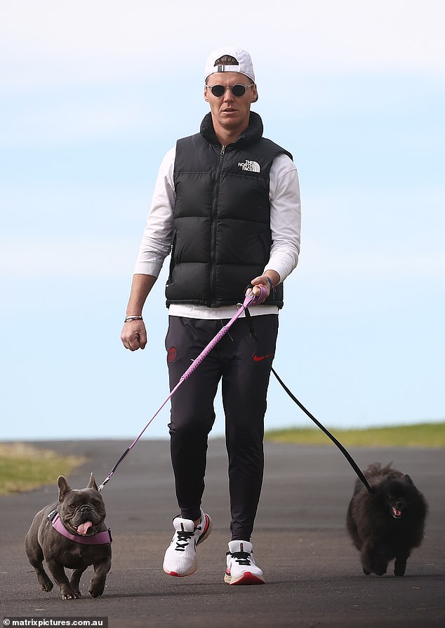 Antes de llegar al establecimiento, se vio a Oliver disfrutando de un tiempo a solas y paseando a sus perros.