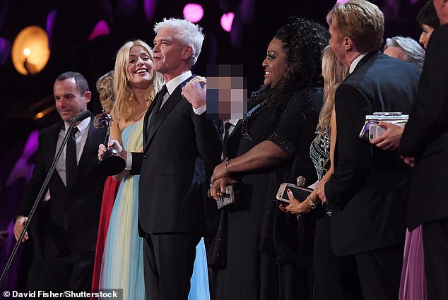 Schofield en el escenario con el joven (en el centro de la foto) en los Premios Nacionales de Televisión 2018