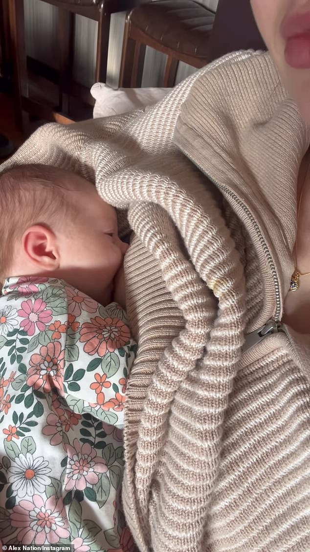 Junto con el pie de foto, Alex compartió una serie de videos con su recién nacido, incluidos momentos conmovedores de amamantar al bebé.