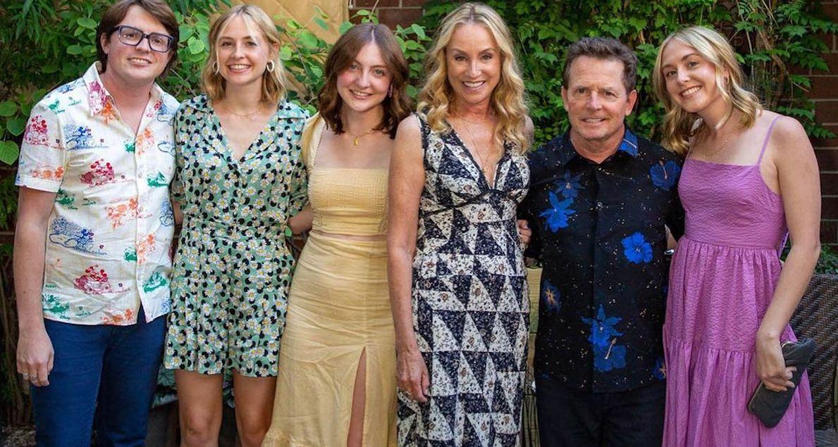 Michael J Fox posando con su esposa e hijos