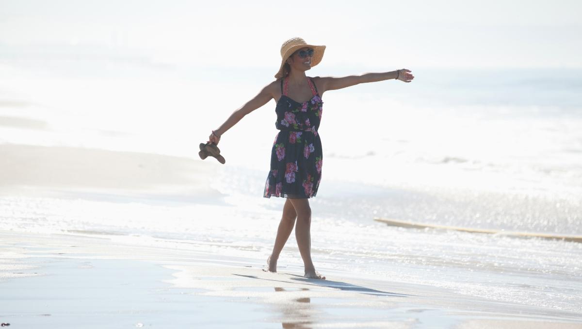 mujer, proceso de llevar, sandalias, en, playa