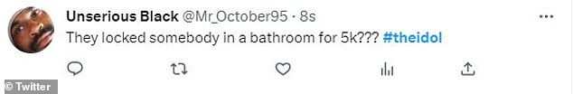 $5K: @MrOctober05 tuiteó: '¿¿Encerraron a alguien en un baño por $5K???  #TheIdol' refiriéndose a esa escena