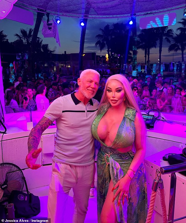 ¡Divirtiéndose!  Jessica y Wayne fueron vistos posando juntos en la sección VIP de su club de playa.