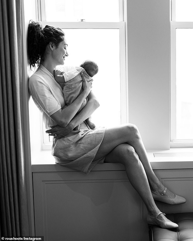 Bebé: las fotos en blanco y negro mostraban a la estrella de Shameless, de 36 años, sosteniendo a su hijo mientras estaba sentada en un asiento junto a la ventana.