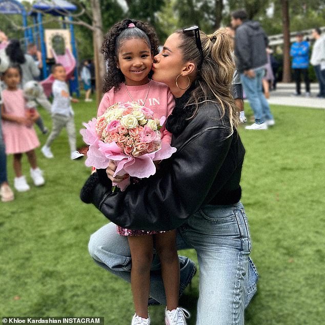 ¡Esa es su chica!  Khloe besó a su hija mientras publicaba fotos de la ceremonia.