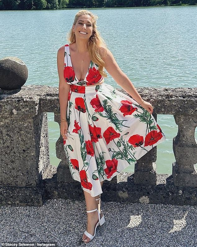 Stunner: Stacey rezumaba elegancia en el vestido floral
