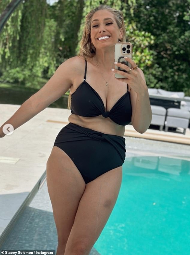 Radiante: la presentadora de televisión, de 33 años, que dijo que se sentía 'hermosa' en la gama de bikinis, posó como una tormenta en un traje de dos piezas negro cuatro meses después de dar a luz.