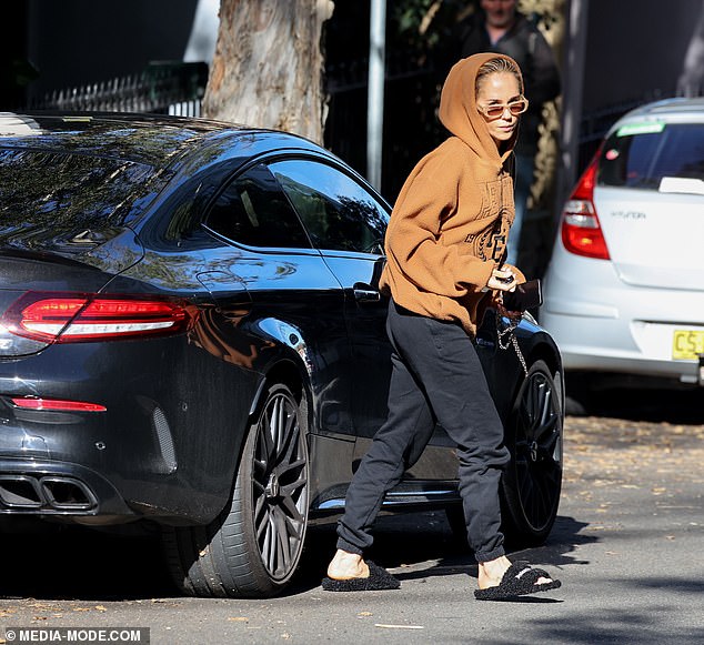 La socialité de Sydney mantuvo un perfil bajo con gafas de sol y una sudadera con capucha mientras estacionaba su auto y cruzaba la calle.