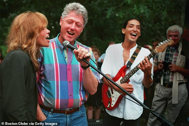 ¡Amigos en lugares altos!  Simon es amigo de Bill Clinton y su esposa Hilary.