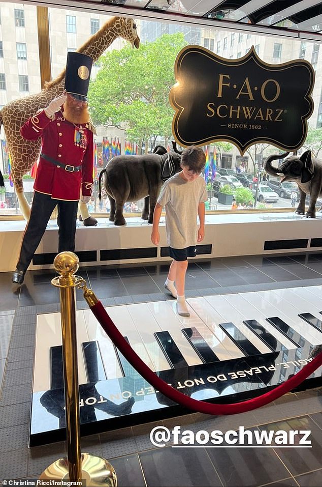 Haciendo música: Ricci se aseguró de llevar su mini-yo a la icónica juguetería FAO Schwarz dentro de 30 Rockefeller Plaza, donde disfrutó del tipo de piano de pie que se hizo famoso en la comedia Big de Penny Marshall de 1988.