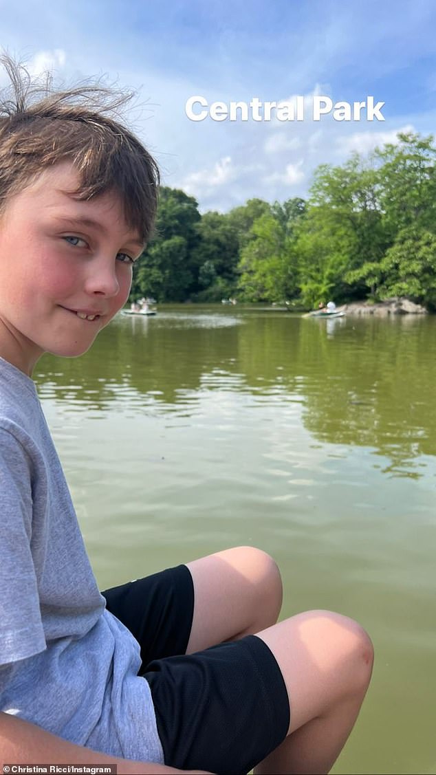 Entorno sereno: Christina, que cuenta con 1,6 millones de seguidores en Instagram, creó una instantánea del pequeño Freddie relajándose en uno de los siete estanques de Central Park.