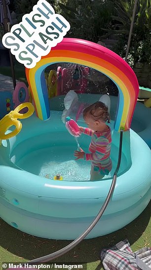 Es el maldito fin de semana.  #saturdays': publicó un video de ella jugando en su piscina para niños el sábado