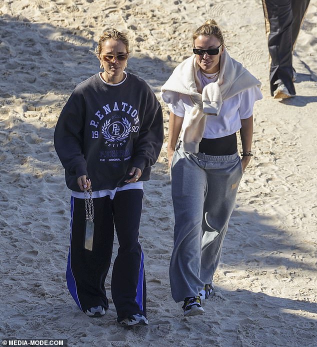Claire también se vistió para estar cómoda con pantalones deportivos grises y una camiseta blanca mientras caminaba junto a Pip en la playa.
