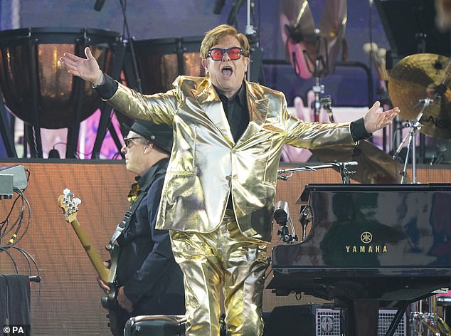Lágrimas: la estrella del pop Sir Elton se quitó las famosas gafas de color rojo para secarse las lágrimas mientras sus invitados musicales le rendían homenaje en el escenario.
