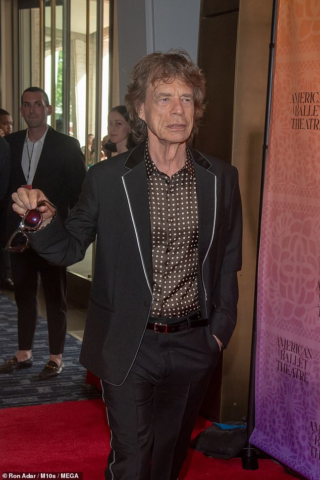 Luciendo elegante como siempre: Mick Jagger, de 79 años, es padre de ocho hijos, abuelo de cinco y bisabuelo de tres.