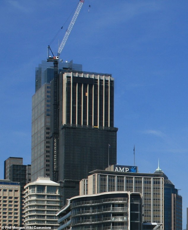 La estructura construida en la década de 1970 se sometió a un rediseño masivo entre 2018 y 2021, lo que aumentó su altura y modernizó la forma y el diseño de la torre.  (En la foto antes de su reconstrucción)