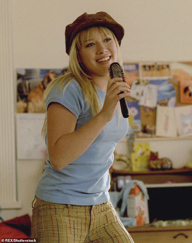 Nostalgia: mientras protestaba, la estrella decidió cantar de qué están hechos los sueños, que es el hijo que canta en su película de 2003 The Lizzie McGuire Movie;  Hilary visto en la película