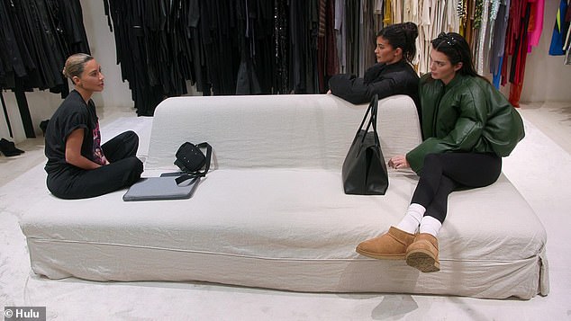 Kim, Kylie y Kendall: el episodio pasa a la casa de Kim, donde llega Kylie y examina parte del amplio guardarropa de Kim.